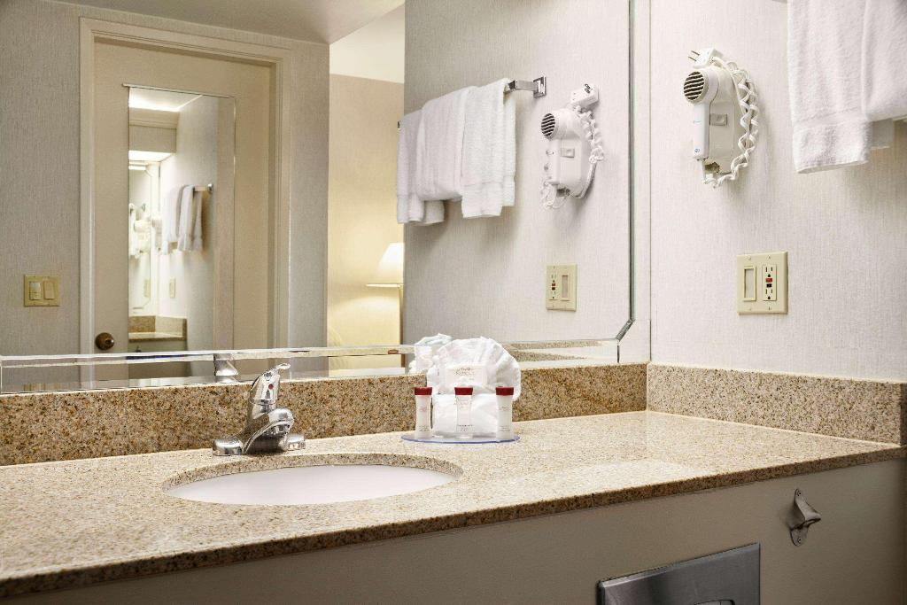 Ramada By Wyndham Costa Mesa/Newport Beach
