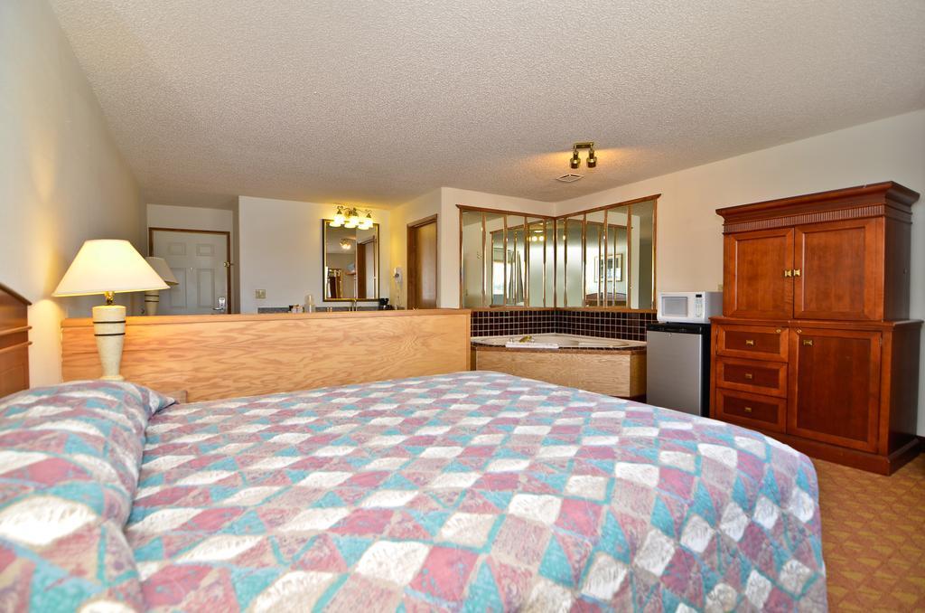 Econo Lodge Inn & Suites Madras Chateau Inn
