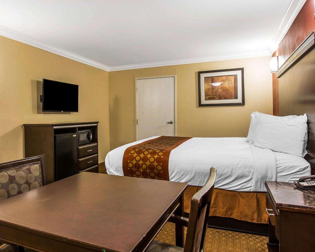Rodeway Inn & Suites Coronado