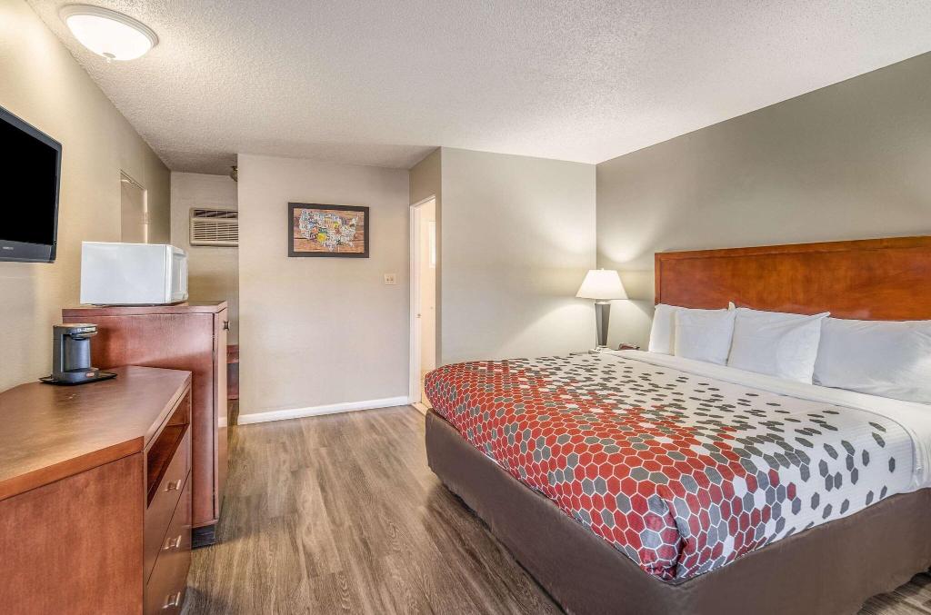 Econo Lodge Inn & Suites