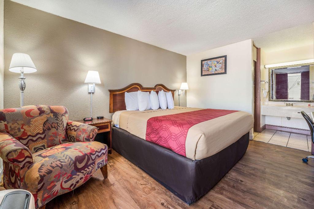 Econo Lodge  Inn & Suites