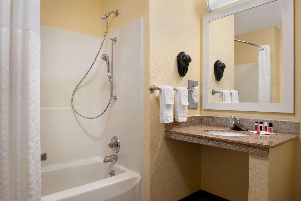Days Inn Suites By Wyndham Merrillville