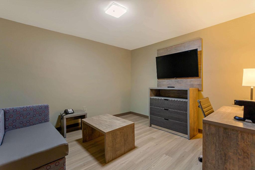 Days Inn & Suites by Wyndham Bowling Green
