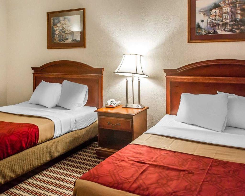 Econo Lodge Inn & Suites Warren
