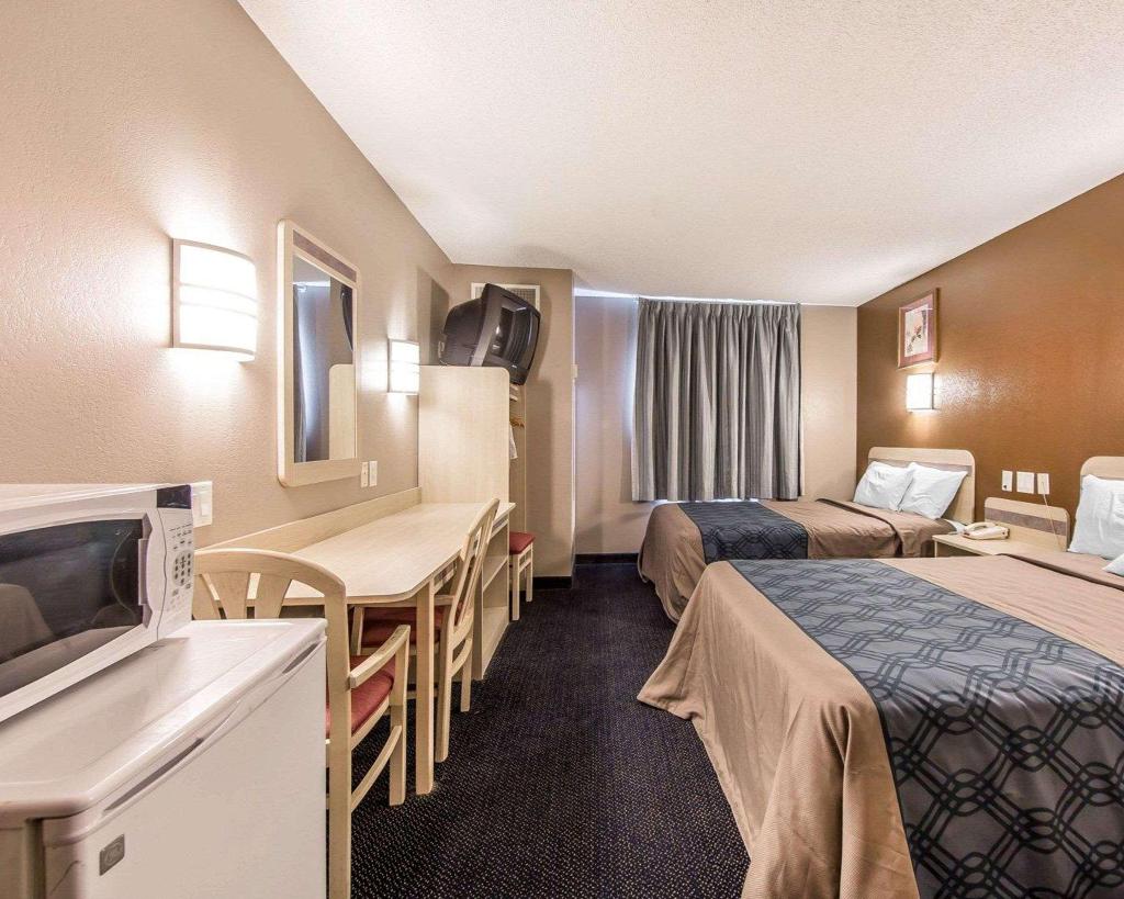 Econo Lodge Morristown area
