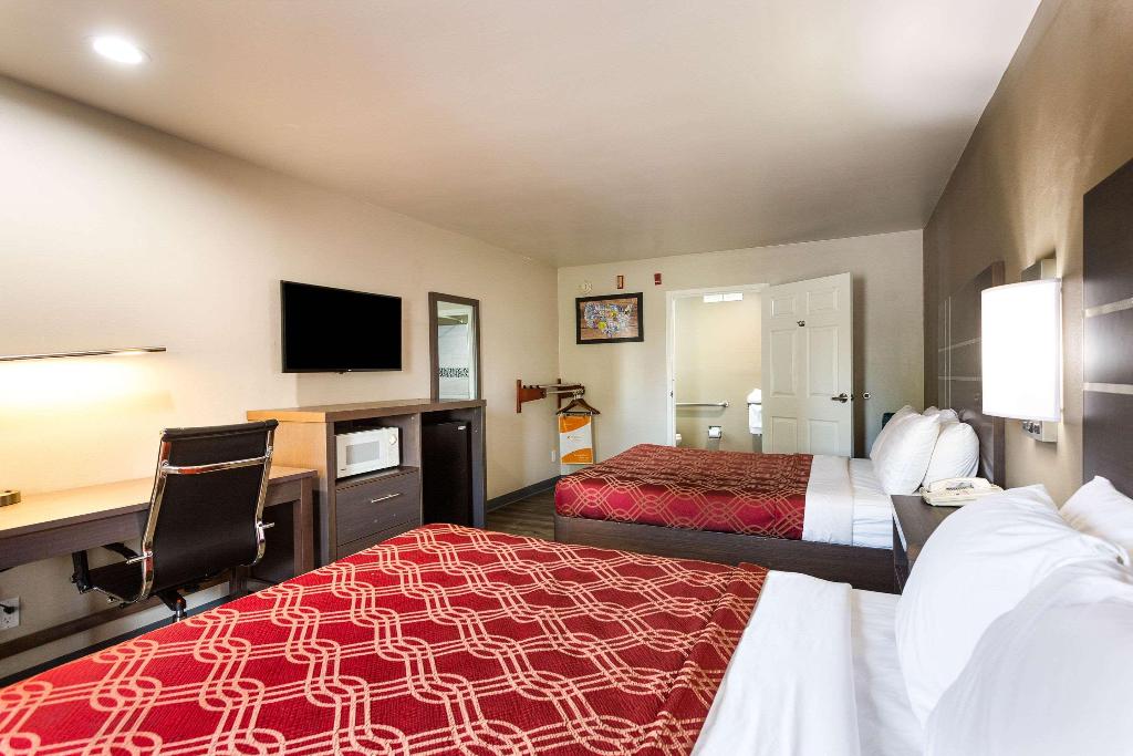 Econo Lodge  Inn & Suites