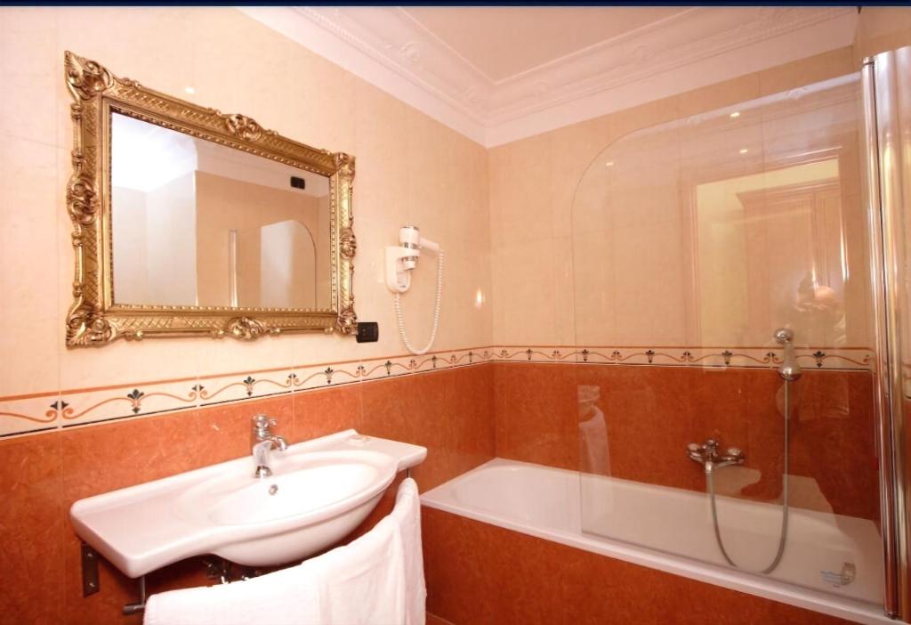 Caroline Suite
