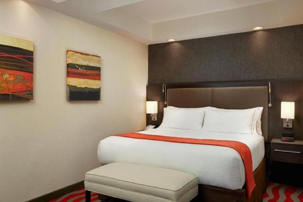 Holiday Inn Express & Suites Naples Downtown