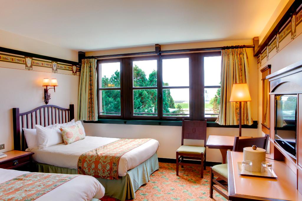 Disney Sequoia Lodge + Tickets