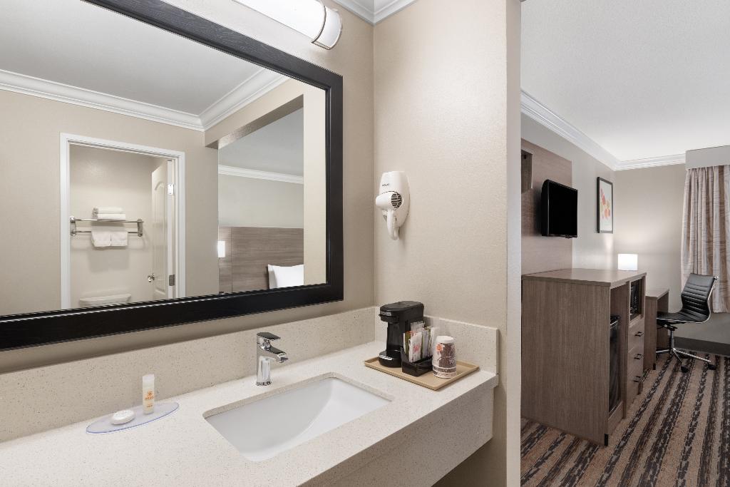 Solara Inn and Suites