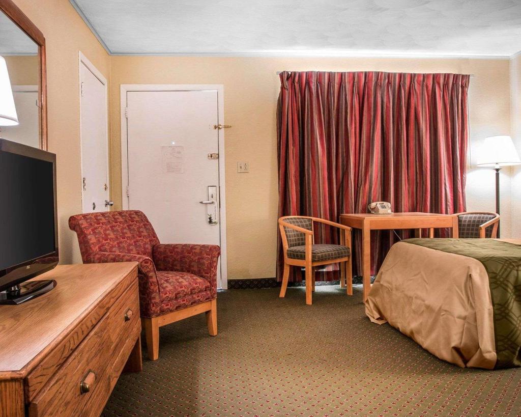 Econo Lodge  Inn & Suites Munising Area