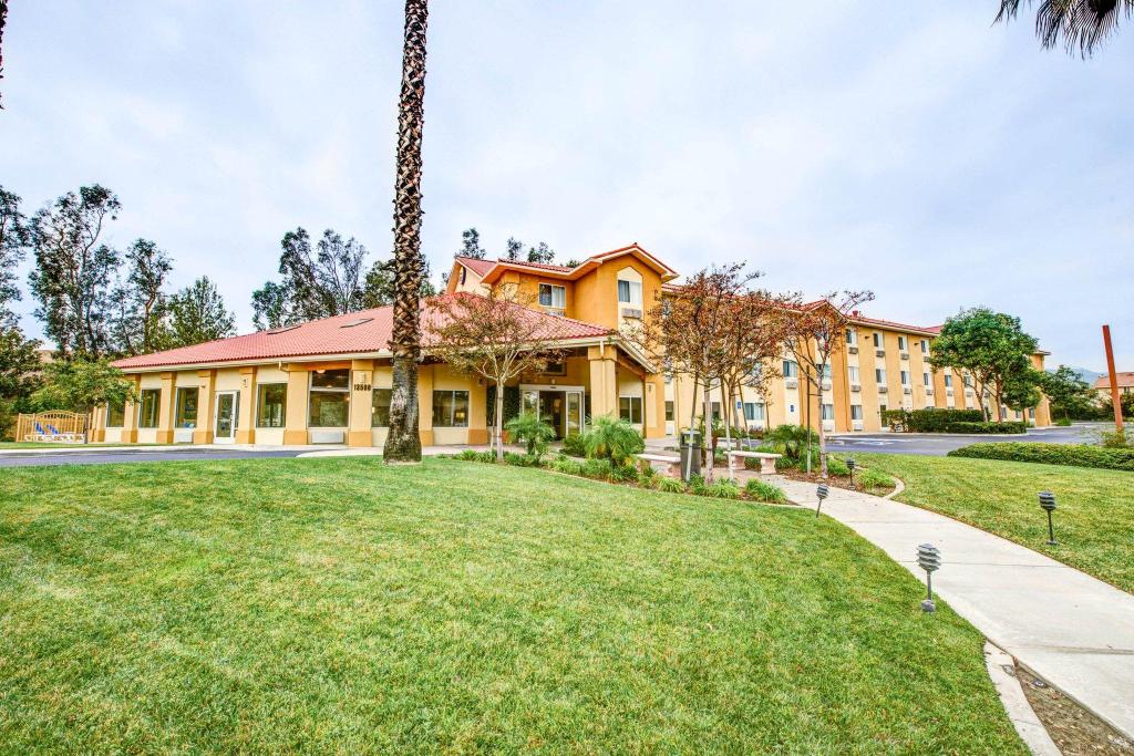 COMFORT INN® FONTANA Fontana CA 13500 Baseline 92336