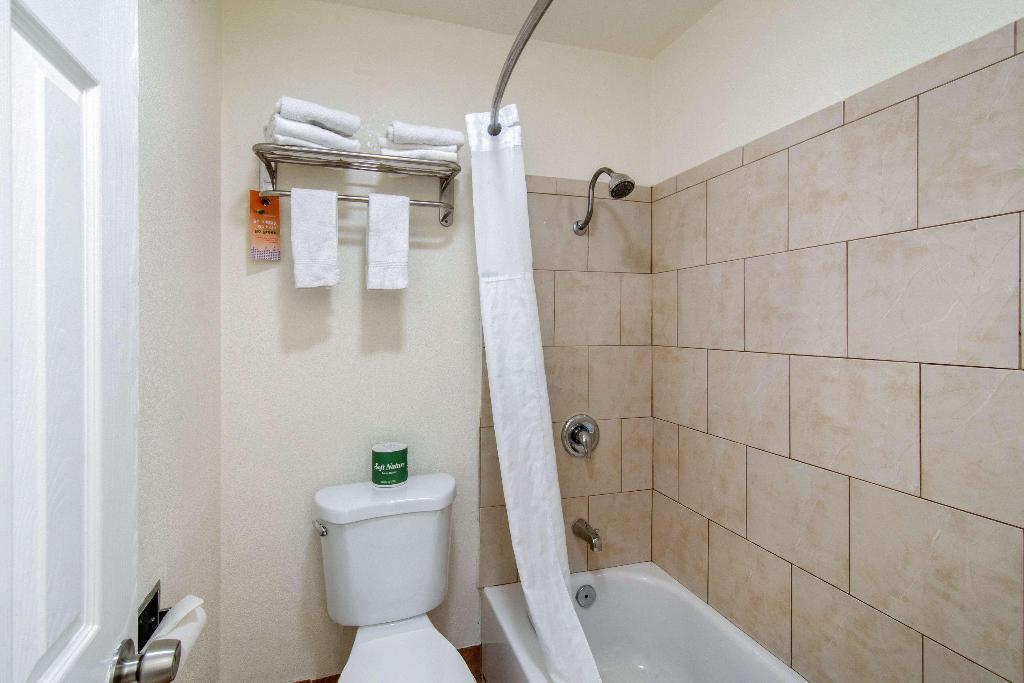 Howard Johnson  & Suites by Wyndham Chula Vista