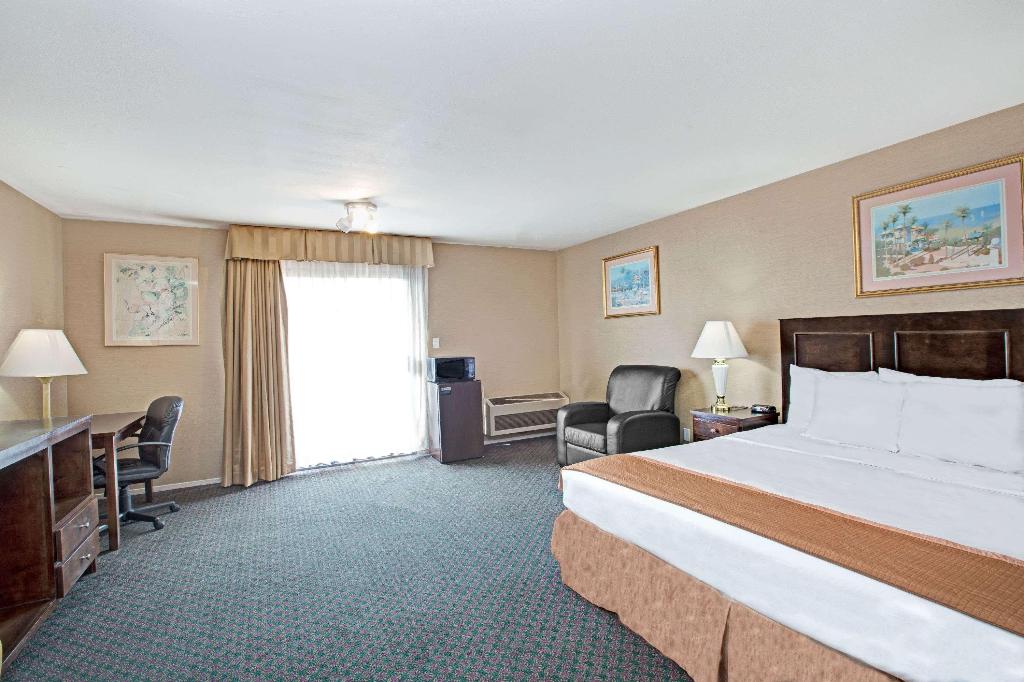 Howard Johnson by Wyndham Torrance
