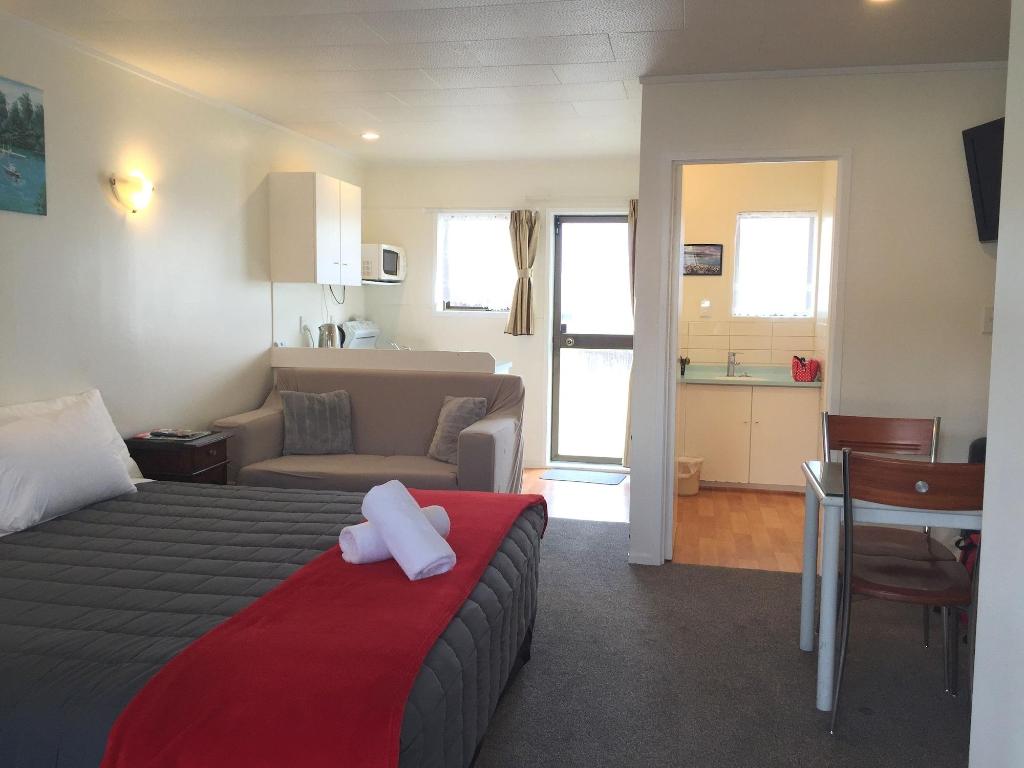 Dukes Midway Lodge