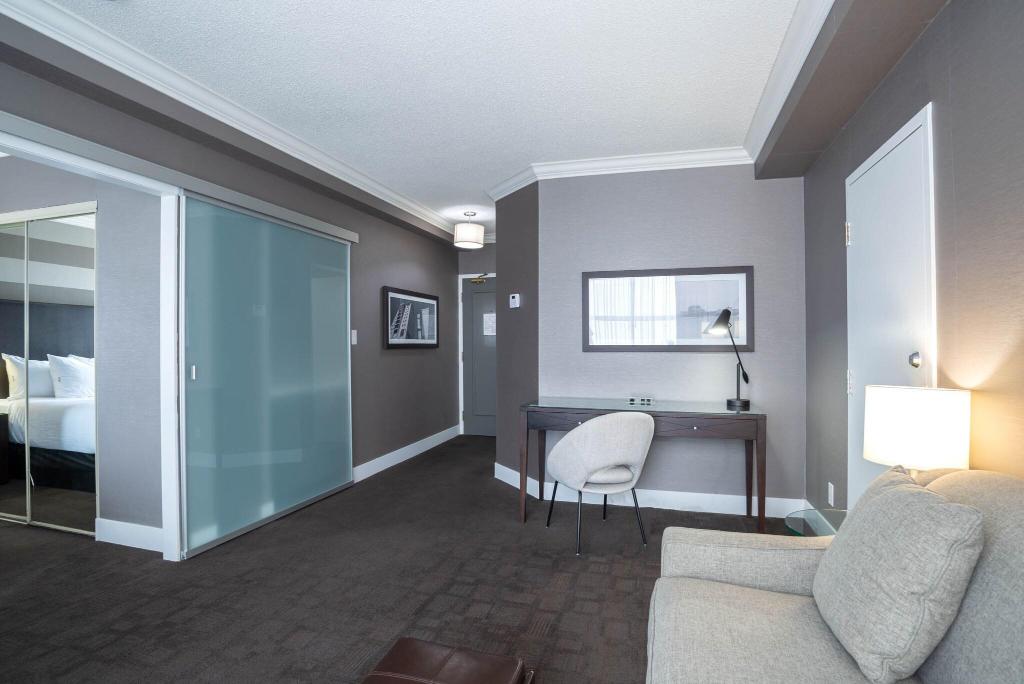 Sandman Signature Mississauga Hotel