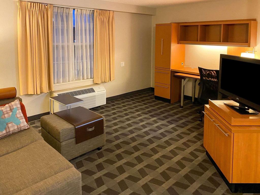 Mainstay Suites Middleburg Heights