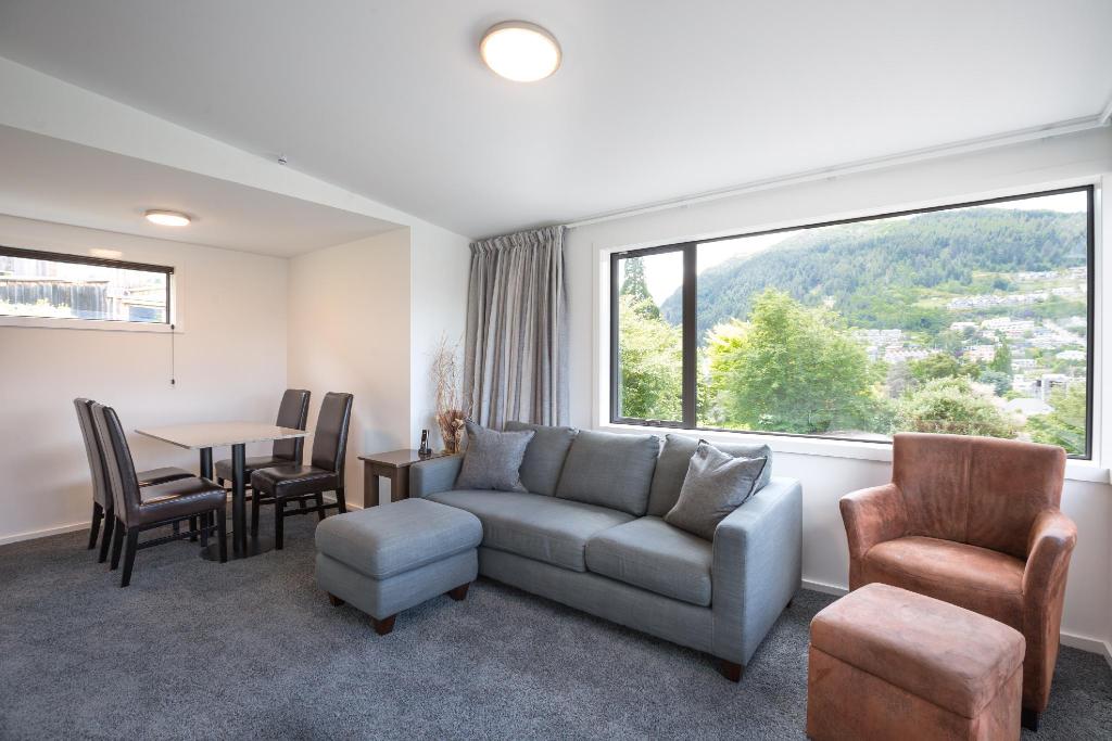 33 Lomond Lodge