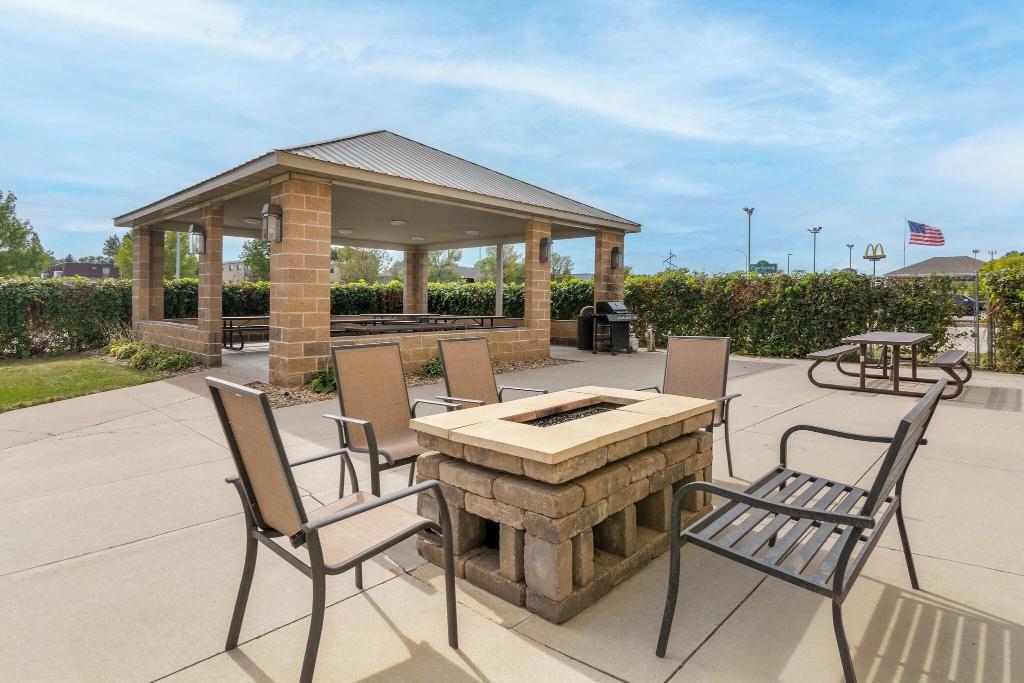 EverSpring Inn & Suites