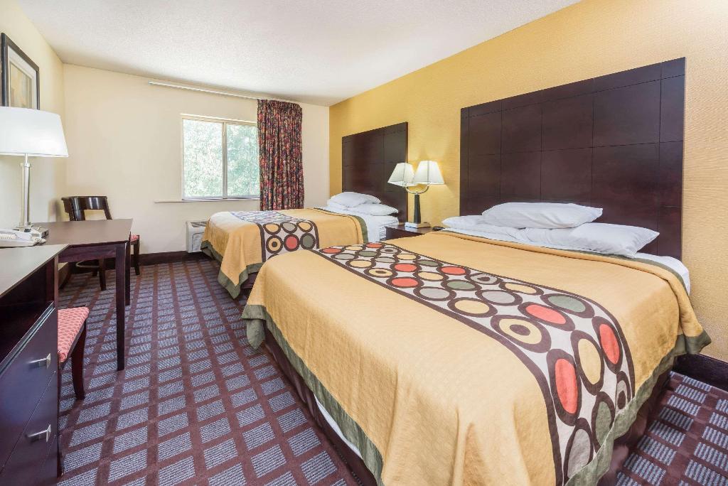 Super 8 by Wyndham Bloomington University Area