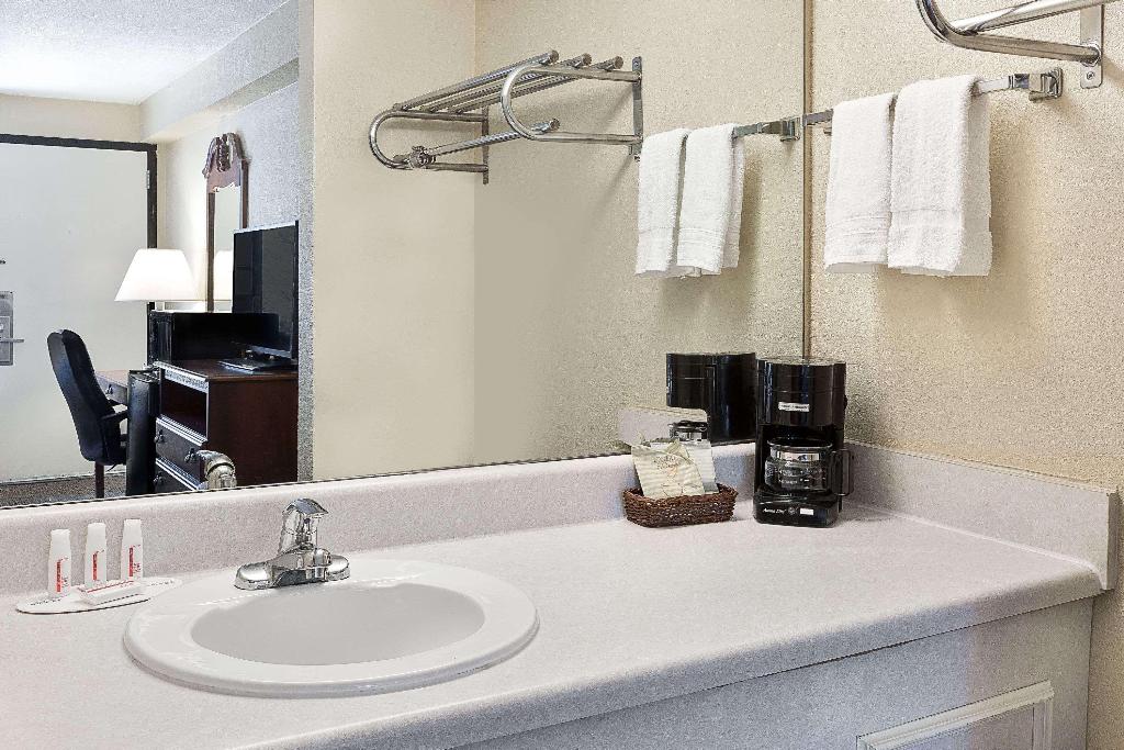 Days Inn by Wyndham Galleria-Birmingham