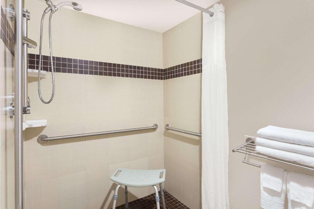 Super 8 by Wyndham Ellenton Bradenton Area
