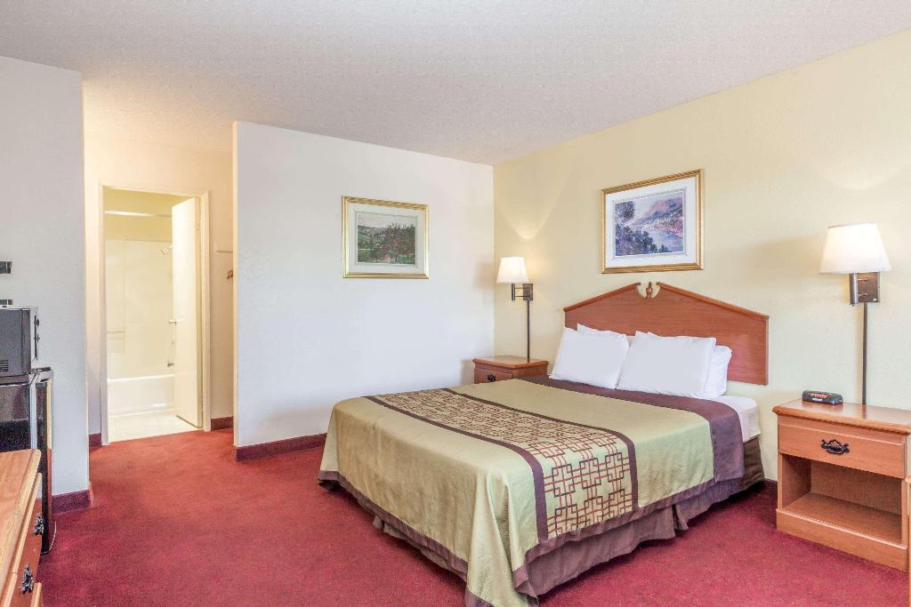 Super 8 by Wyndham Bakersfield/Central