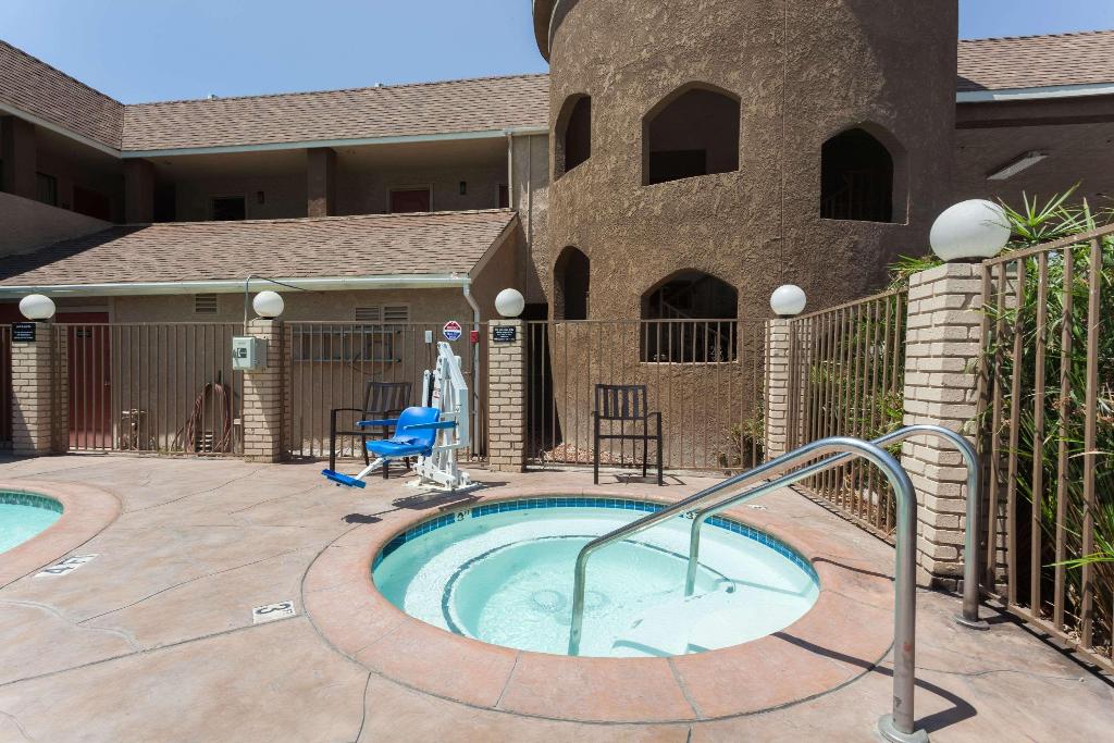 Super 8 by Wyndham Bakersfield South CA