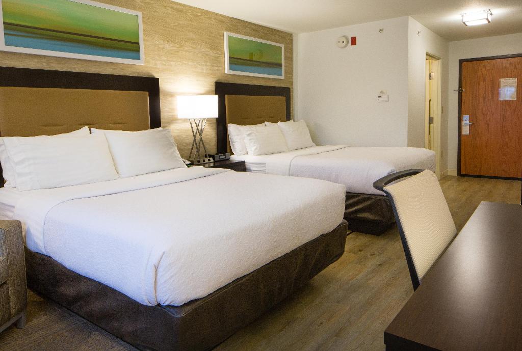 Holiday Inn & Suites Bloomington-Airport
