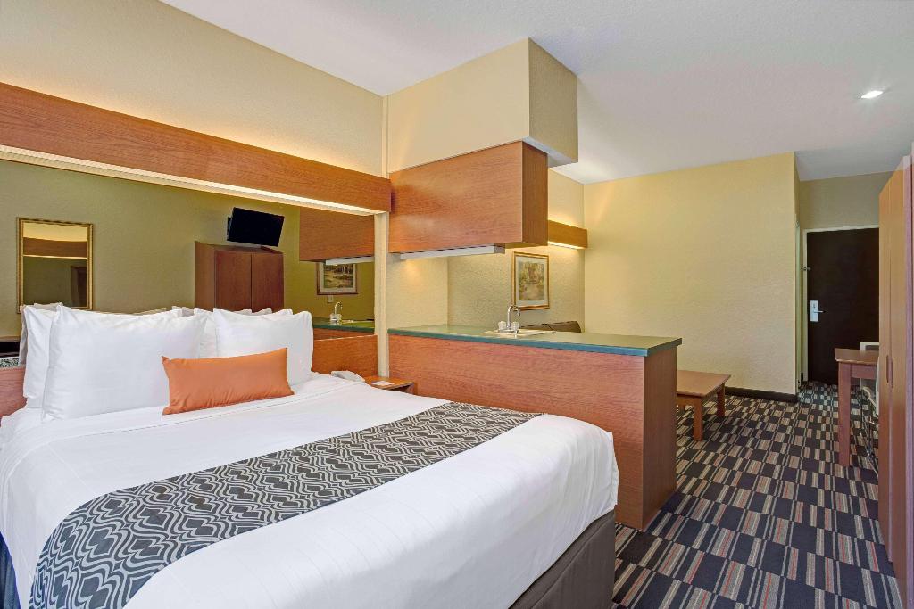 Microtel Inn & Suites By Wyndham Bushnell