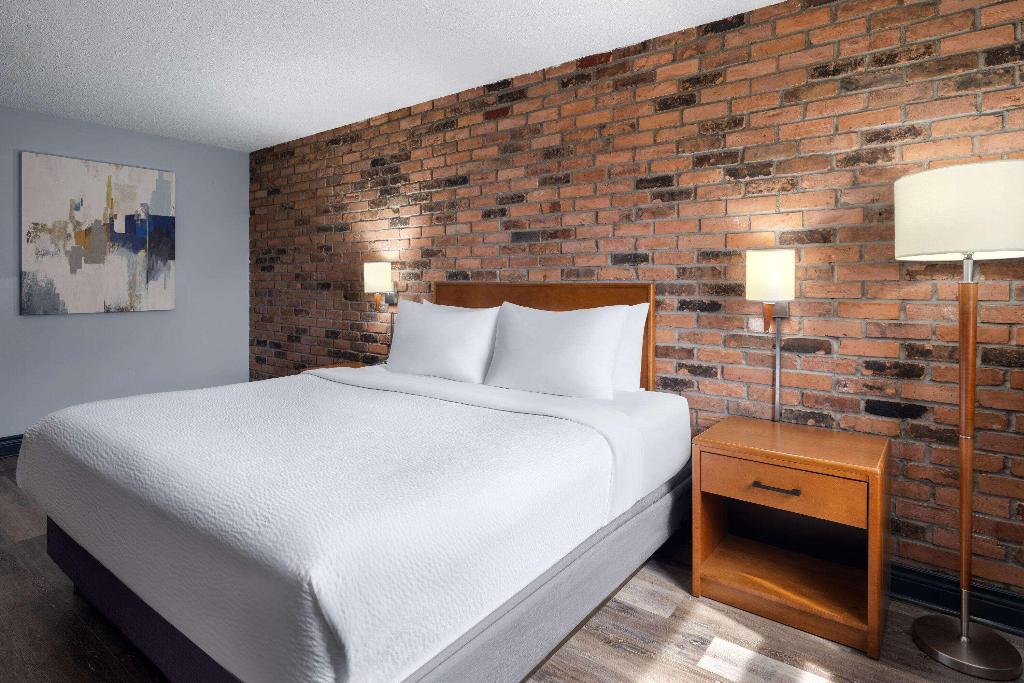 Travelodge by Wyndham Downtown Barrie