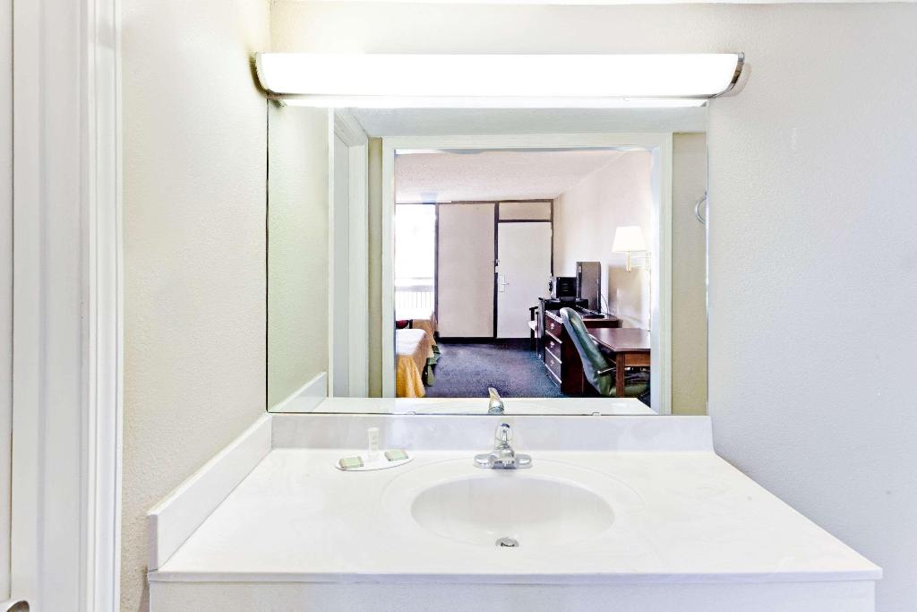 Super 8 by Wyndham Carrollton GA