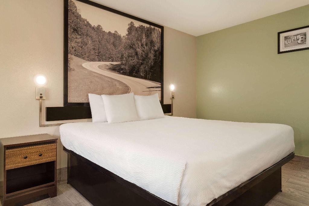 Super 8 by Wyndham Ocean Springs Biloxi
