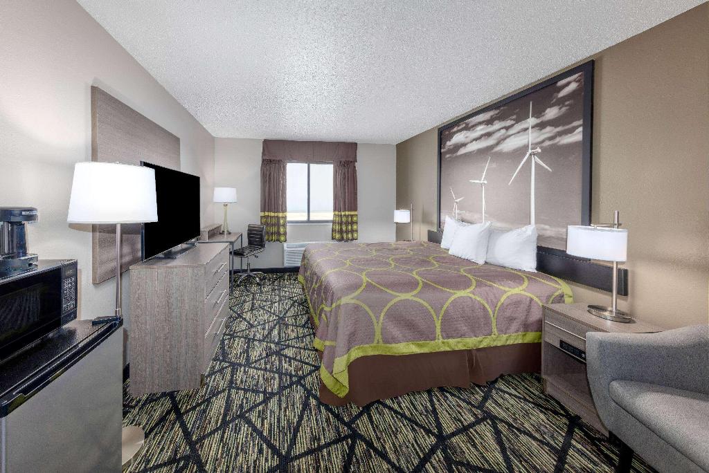 Super 8 by Wyndham Pratt