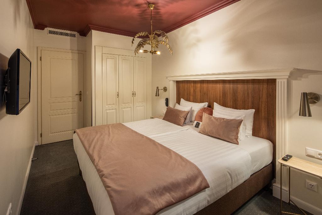 Queen's Court Hotel and Residence