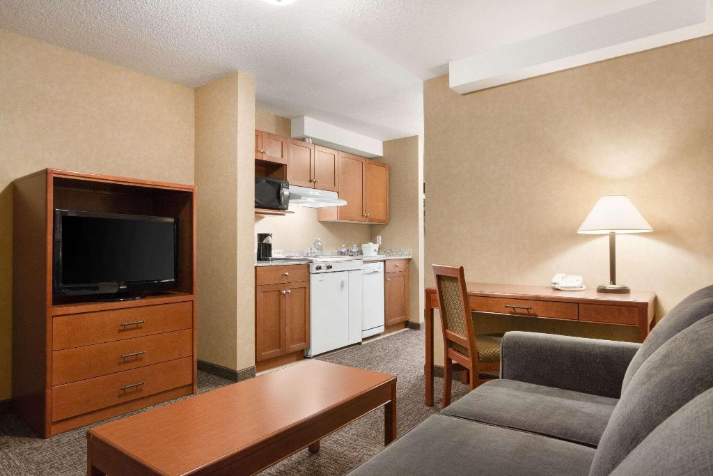 Days Inn and Suites by Wyndham Cochrane
