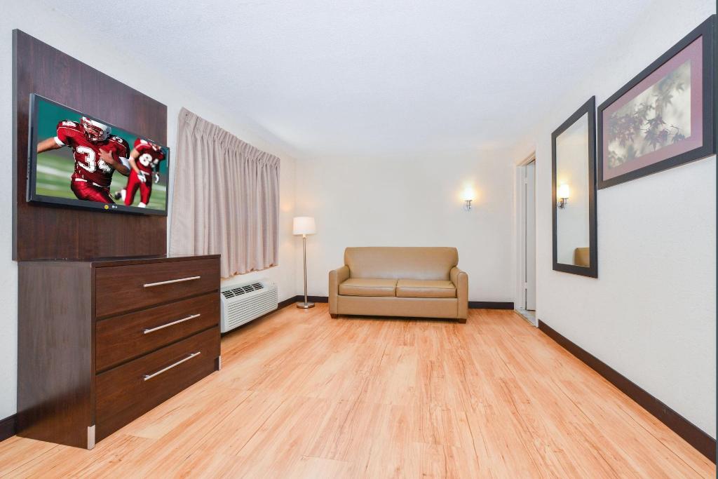 Red Roof PLUS+ & Suites Guilford