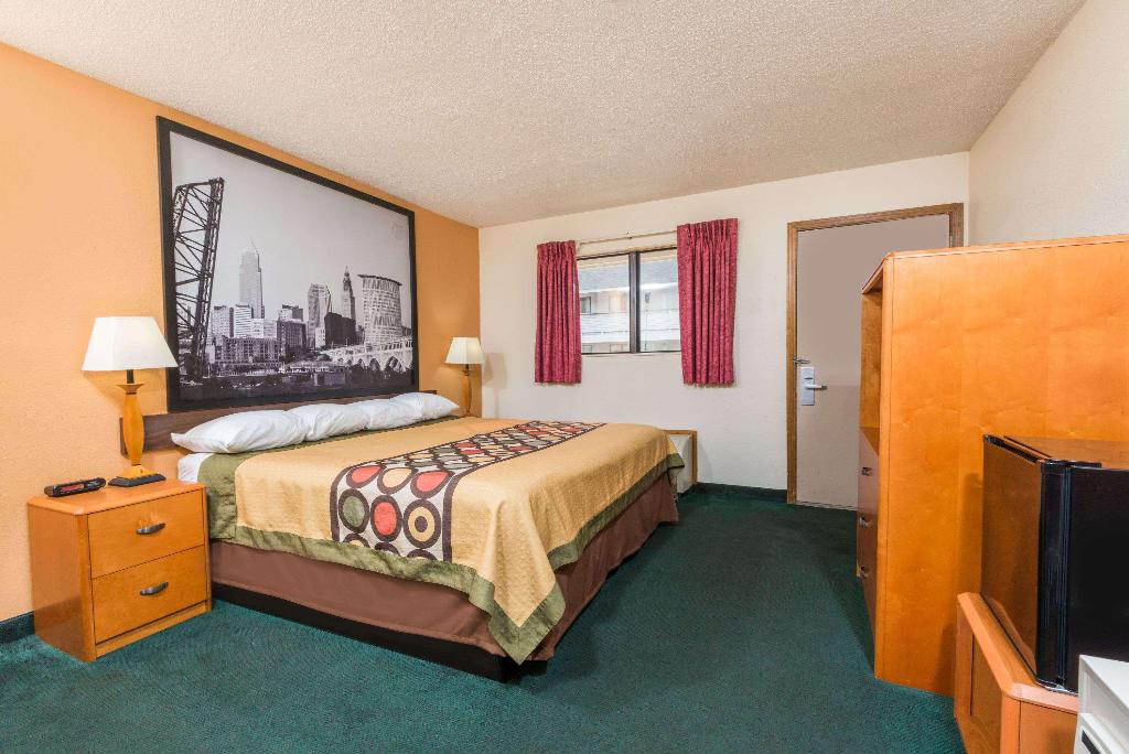 Super 8 Westlake/Cleveland