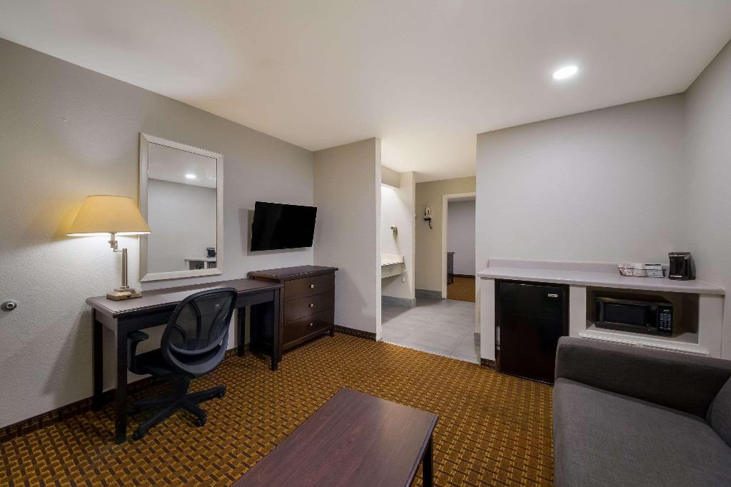 Rodeway Inn & Suites