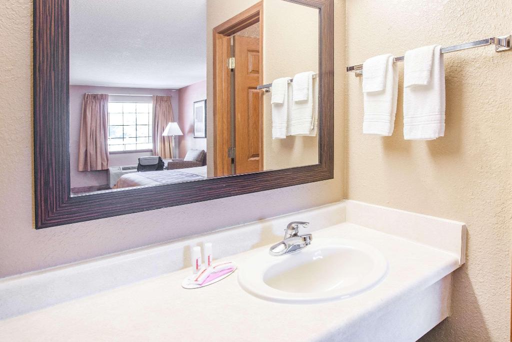 Super 8 by Wyndham Clinton AR