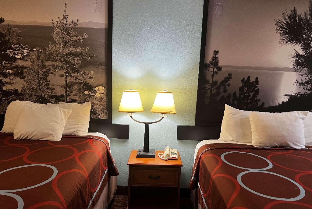 Super 8 by Wyndham Montgomery/ Lake Conroe