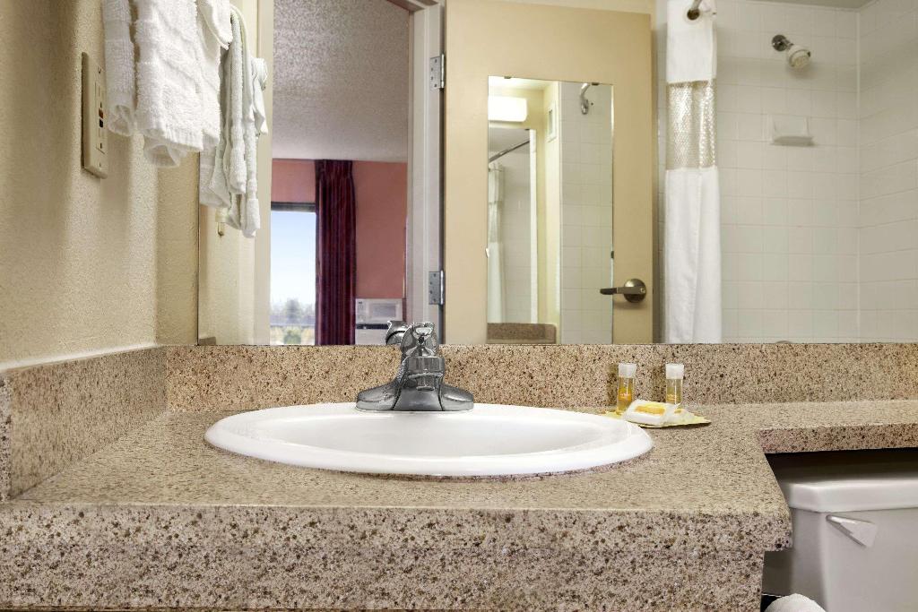 Days Inn & Suites by Wyndham Cedar Rapids