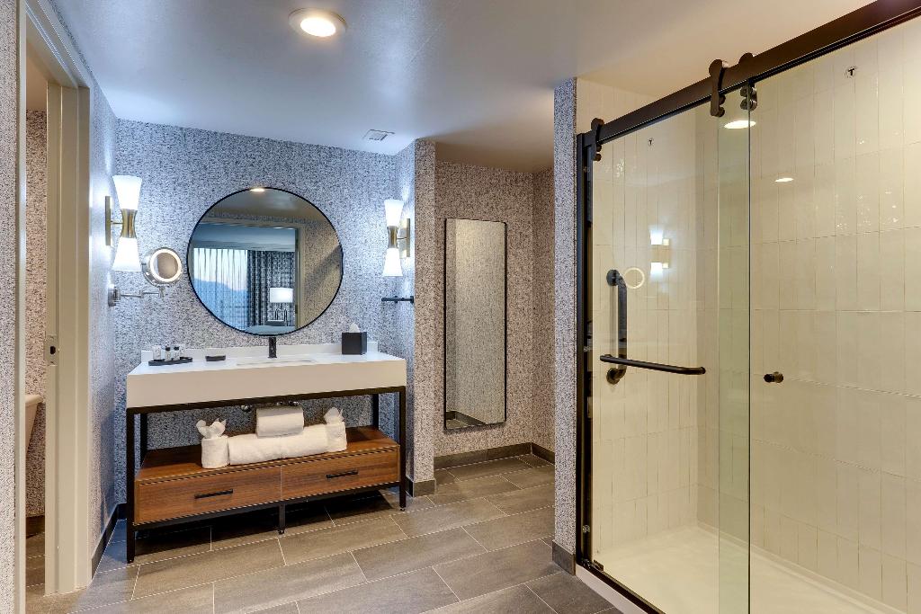 The Chattanoogan Hotel, Curio Collection by Hilton