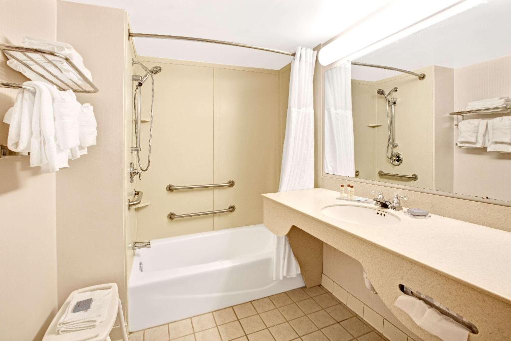 La Quinta Inn and Suites by Wyndham Mooresville