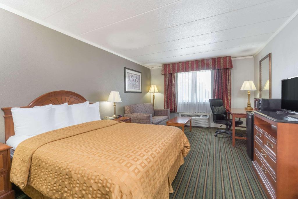 Days Inn & Suites by Wyndham Columbus East Airport