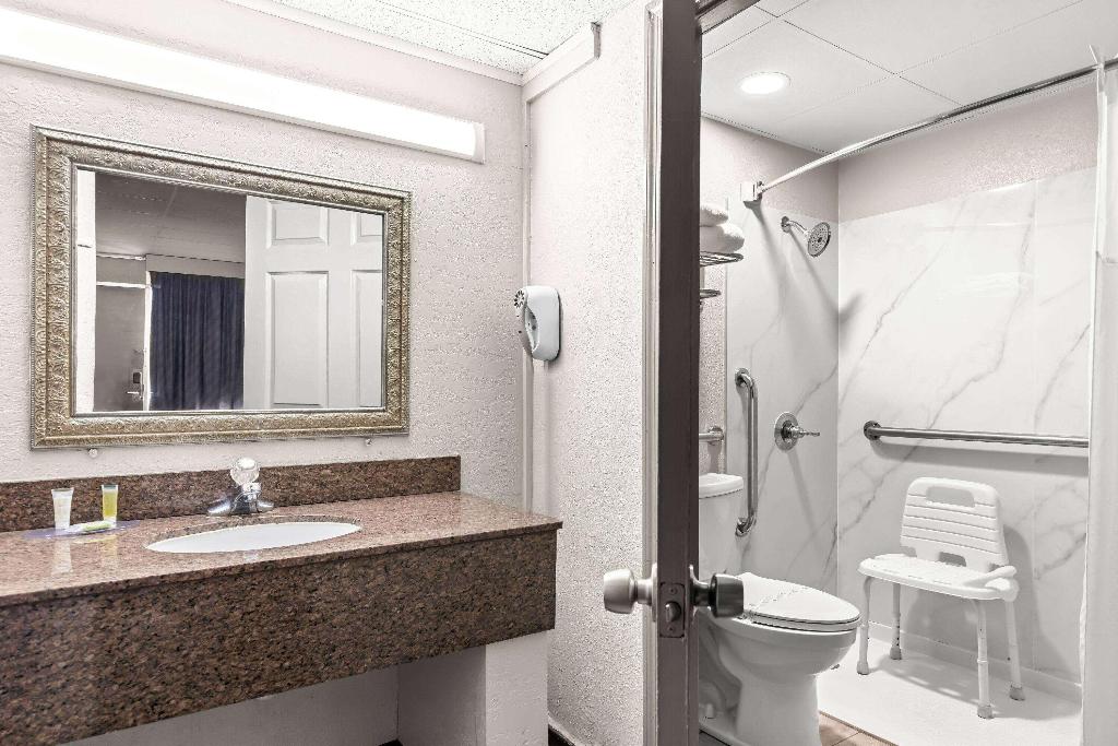 Days Inn by Wyndham Clayton