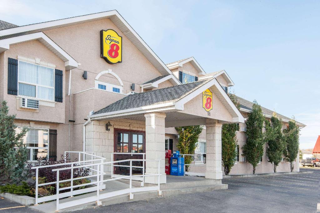 Super 8 By Wyndham Cochrane