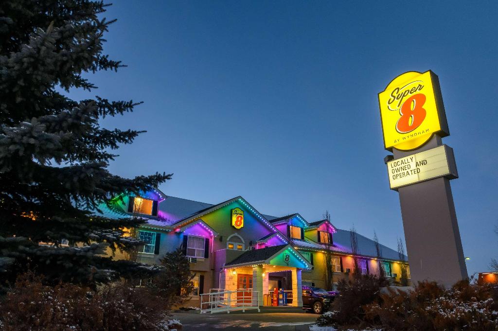 Super 8 by Wyndham Cochrane en Calgary | BestDay.com
