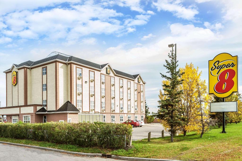 Super 8 by Wyndham Calgary / Airport