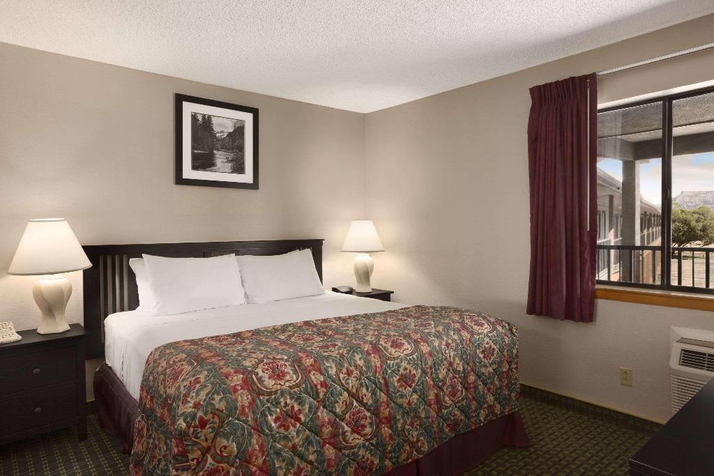 Days Inn by Wyndham Cortez